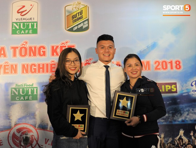 Quang Hải quấn quýt bên mẹ và bạn gái trong ngày nhận danh hiệu Cầu thủ trẻ xuất sắc nhất. - Ảnh 1.