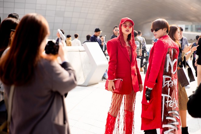 Xuất hiện hai siêu nhân từ Vbiz đến Seoul Fashion Week: Một người là Gil Lê, người còn lại đố bạn biết? - Ảnh 9.