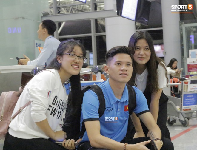 Thầy Park đ&aacute;ng y&ecirc;u khi chụp ảnh c&ugrave;ng fan, Đức Chinh l&agrave;m nhiếp ảnh gia ng&agrave;y tuyển Việt Nam l&ecirc;n đường tập huấn - Ảnh 8.