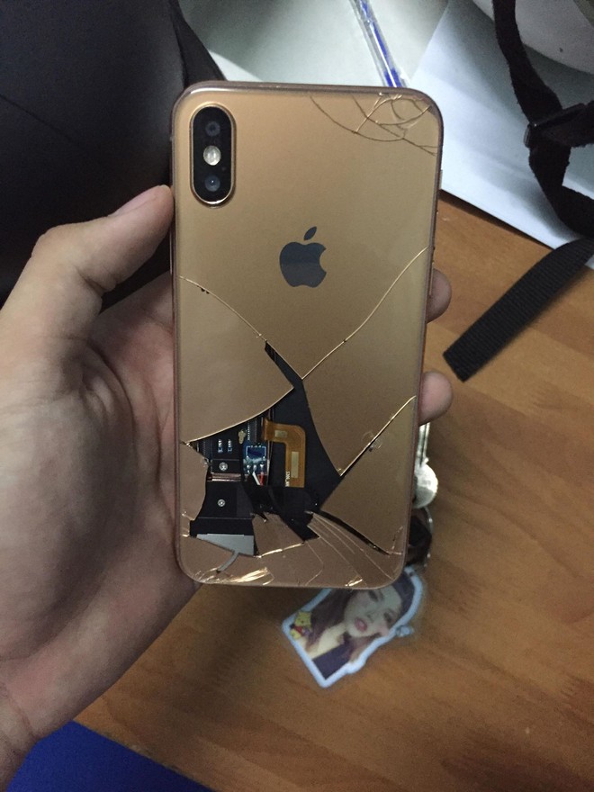 Diễn lại Hậu Duệ Mặt Trời, học sinh Sài Gòn làm vỡ iPhone X - ảnh 1