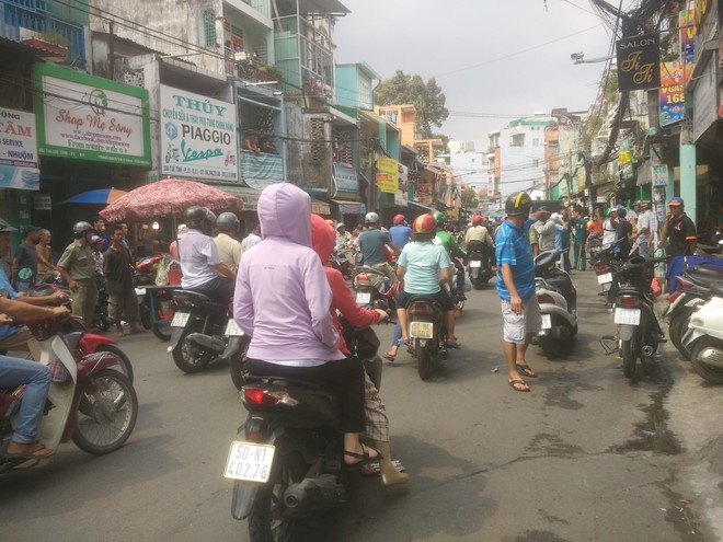 Đối tượng cướp giật cầm mảnh k&iacute;nh vỡ cố thủ trong tiệm bắn c&aacute; ở S&agrave;i G&ograve;n - Ảnh 1.