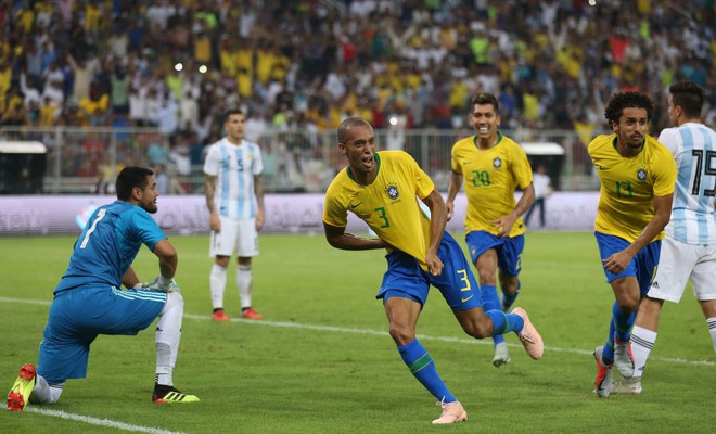 Đ&aacute;nh bại kẻ th&ugrave; kh&ocirc;ng đội trời chung, Neymar c&ugrave;ng đồng đội hớn hở n&acirc;ng c&uacute;p Si&ecirc;u kinh điển Nam Mỹ - Ảnh 1.