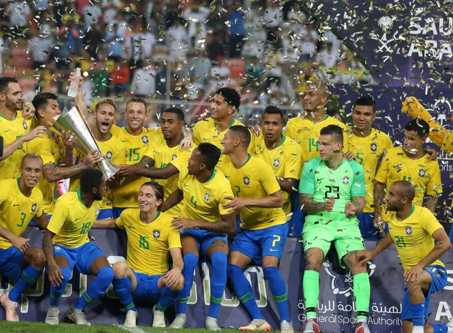 Đánh bại kẻ thù không đội trời chung, Neymar cùng đồng đội hớn hở nâng cúp Siêu kinh điển Nam Mỹ - Ảnh 2.