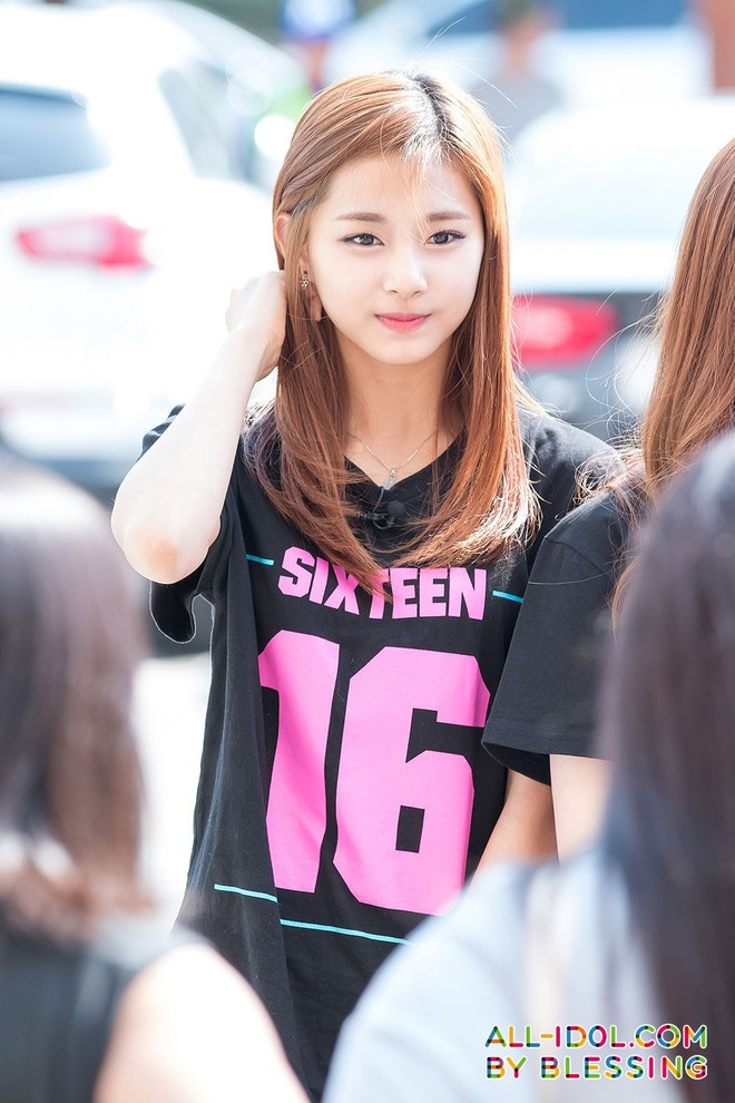 Nh&igrave;n Tzuyu (Twice) để thấy combo t&oacute;c đen - son đỏ ch&iacute;nh l&agrave; ch&igrave;a kh&oacute;a đưa con g&aacute;i đến đỉnh cao nhan sắc - Ảnh 2.