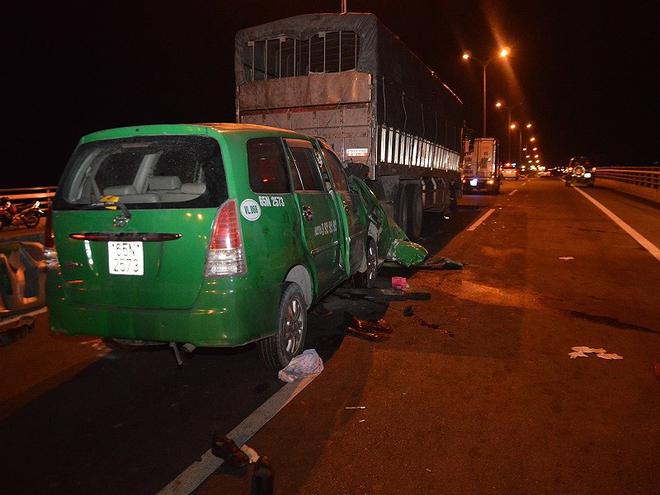 3 người tr&ecirc;n taxi tử vong sau c&uacute; t&ocirc;ng v&agrave;o xe tải đang dừng - Ảnh 1.