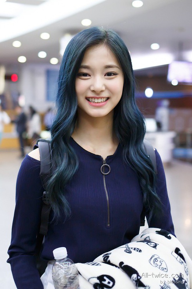 Tzuyu (Twice) chứng minh con gái để tóc đen - son đỏ đẹp đỉnh cao