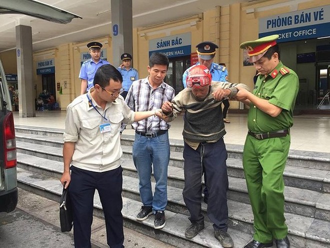 Cụ ông bị lẫn đi lạc, kiệt sức giữa sân ga Hà Nội được các chiến sỹ Công an giúp đỡ - Ảnh 2.