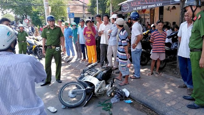 Nhiều thanh ni&ecirc;n uống c&agrave; ph&ecirc; khống chế 2 t&ecirc;n cướp gần nửa tỉ - Ảnh 1.