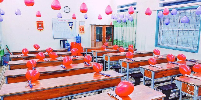  Quà 20/10 của học sinh: Toàn băng vệ sinh, mỳ hộp, dép tổ ong,...- Ảnh 2.