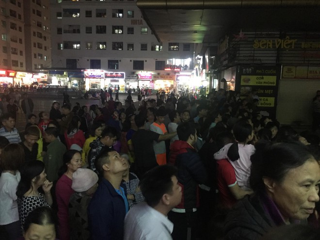 Ph&aacute;t hiện thi thể b&eacute; sơ sinh sau tiếng động lớn ở chung cư Linh Đ&agrave;m, nghi rơi từ tr&ecirc;n cao xuống - Ảnh 4.
