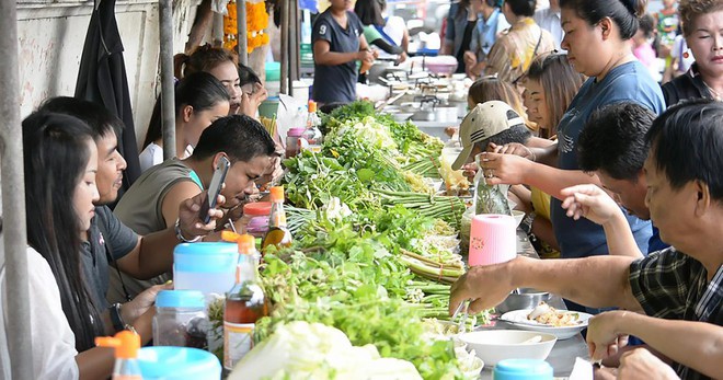 Độc đ&#225;o kiểu ăn &quot;buffet lề đường&quot; với cả quầy rau tr&#234;n b&#224;n, vừa lặt rau vừa ăn thu h&#250;t h&#224;ng ngh&#236;n thực kh&#225;ch ở Th&#225;i Lan - Ảnh 5.