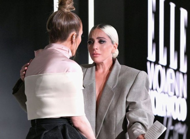 Dân tình chê bộ suit của Lady Gaga thùng thình như bao tải, cô chẳng đoái hoài và lặng lẽ giải thích ý nghĩa - Ảnh 5.