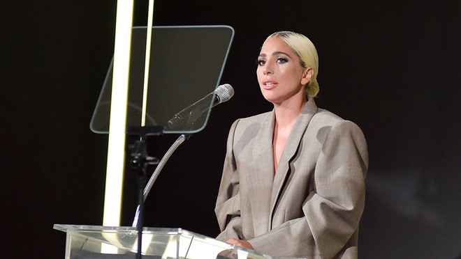 Dân tình chê bộ suit của Lady Gaga thùng thình như bao tải, cô chẳng đoái hoài và lặng lẽ giải thích ý nghĩa - Ảnh 4.