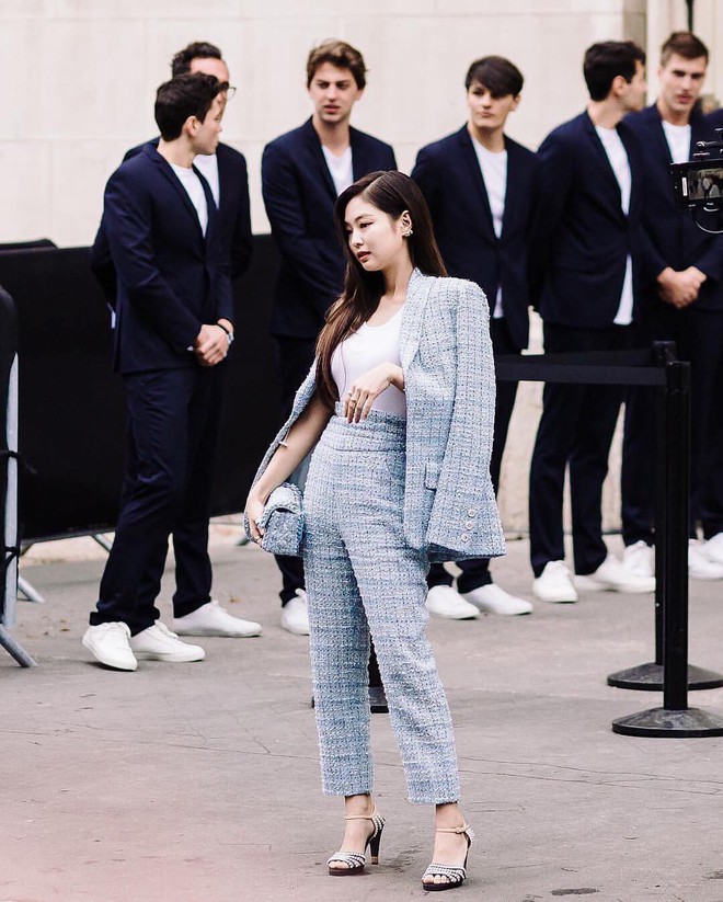 SFW ngày 2: Không rõ hữu ý hay vô tình, Phí Phương Anh đụng nguyên bộ Chanel với Jennie (BLACK PINK) - Ảnh 3.