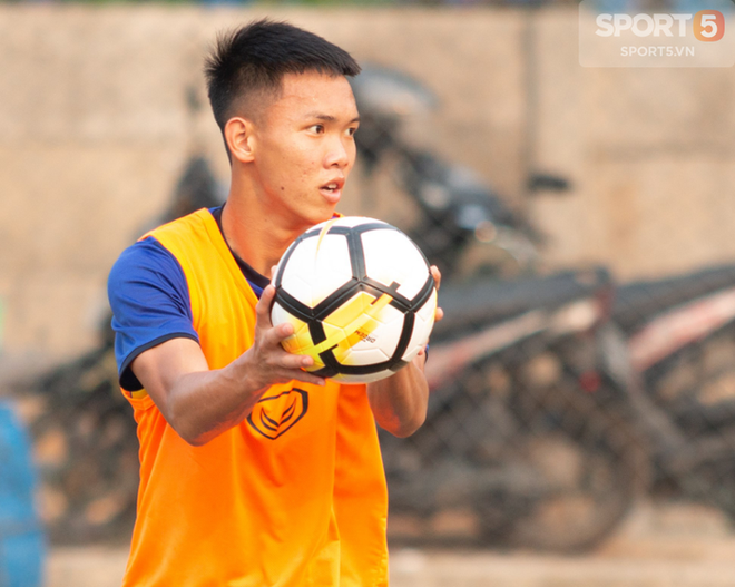 U19 Việt Nam ngậm ng&ugrave;i tập n&eacute;m b&oacute;ng thay đ&aacute; b&oacute;ng v&igrave; mặt s&acirc;n ở Indonesia qu&aacute; xấu - Ảnh 2.