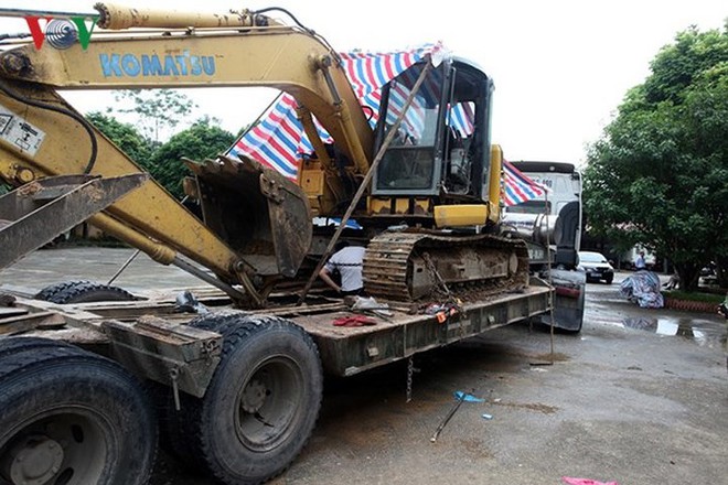 Thủ đoạn tinh vi của c&aacute;c đối tượng giấu 198 b&aacute;nh heroin trong m&aacute;y x&uacute;c - Ảnh 1.