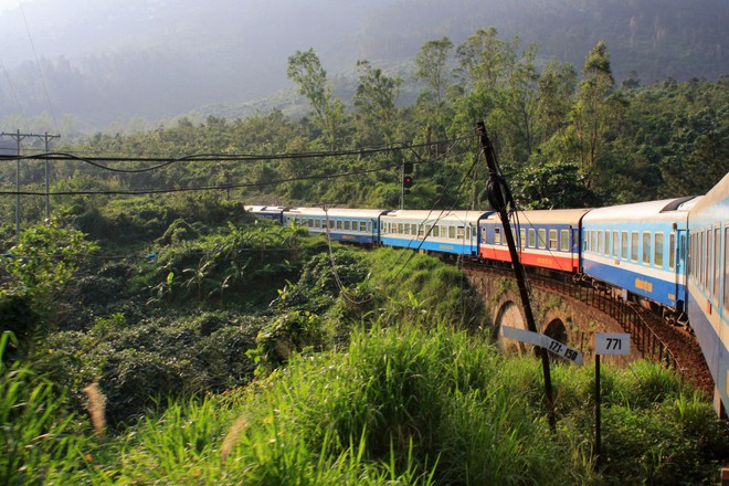 Đường sắt Thống Nhất của Việt Nam lọt top 10 tuyến đường sắt kinh ngạc nhất thế giới - Ảnh 1.