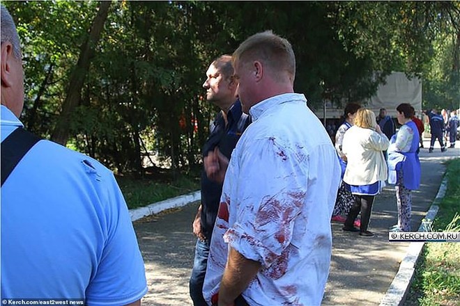Ảnh: Hiện trường vụ đánh bom và xả súng kinh hoàng tại Crimea - Ảnh 6.