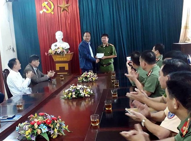 Thủ đoạn tinh vi của c&aacute;c đối tượng giấu 198 b&aacute;nh heroin trong m&aacute;y x&uacute;c - Ảnh 8.