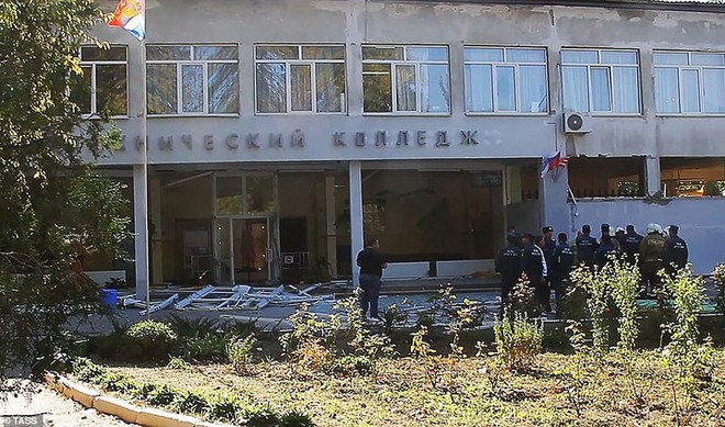Ảnh: Hiện trường vụ đ&aacute;nh bom v&agrave; xả s&uacute;ng kinh ho&agrave;ng tại Crimea - Ảnh 9.