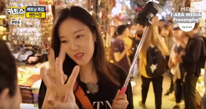 Hyomin (T-ara) méo mặt khi mua đồ đắt hơn tưởng tượng ở chợ Bến Thành - Ảnh 8.