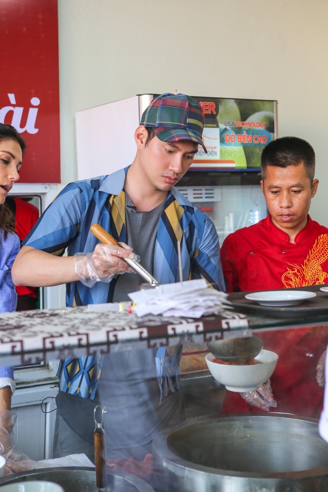 Hồ Ngọc Hà hào hứng cùng Cindy Bishop học cách đổ bánh cuốn, làm chả mực ở Hạ Long - Ảnh 10.