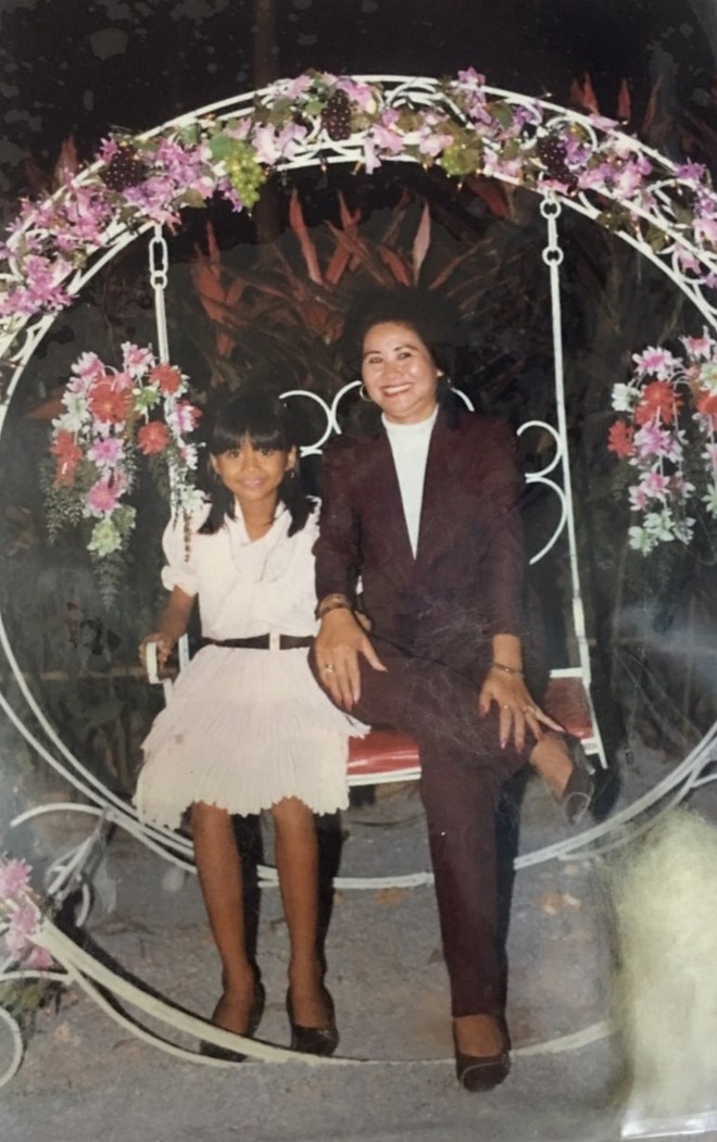 Thanh Hằng khoe ảnh thời trang từ nhỏ, tự nhận: &ldquo;đẹp g&aacute;i qu&aacute; trời nhưng &aacute;nh s&aacute;ng kh&ocirc;ng v&ocirc; hết n&ecirc;n hơi ngăm đen&rdquo; - Ảnh 1.