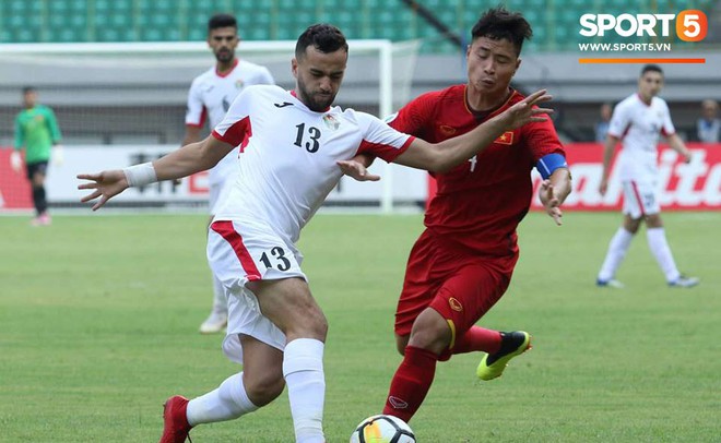 U19 Việt Nam 1-2 U19 Jordan: Hậu vệ U19 Việt Nam tức giận khi đội bạn thiếu fair-play - Ảnh 2.