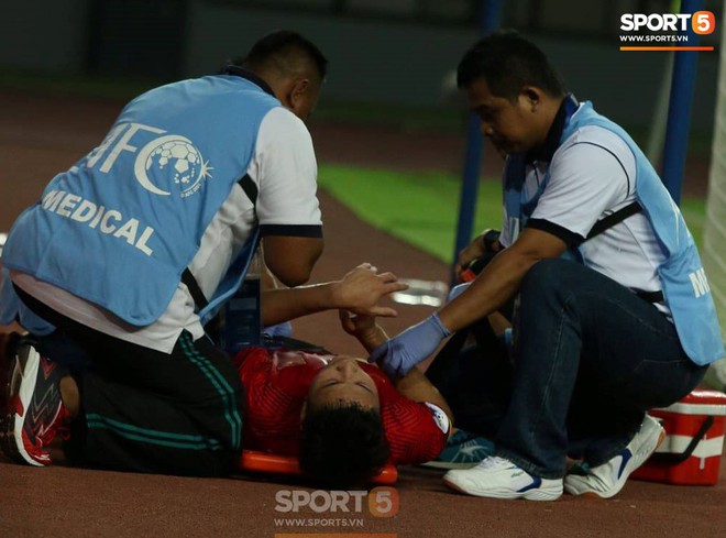 Gần giống Văn Thanh, đội trưởng U19 Việt Nam bị đứt dây chằng chéo bán phần sau trận ra quân giải U19 châu Á - Ảnh 1.