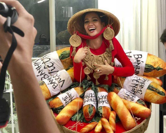HHen Ni&ecirc; xuất hiện trong trang phục d&acirc;n tộc đ&iacute;nh đầy b&aacute;nh m&igrave;, bạn xem chưa? - Ảnh 1.