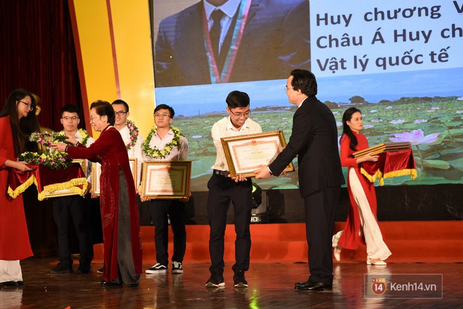 Bộ Giáo dục và Đào tạo tuyên dương 33 học sinh THPT đoạt giải Olympic và cuộc thi Khoa học, Kỹ thuật quốc tế - Ảnh 9.