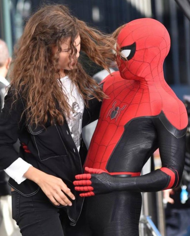 Bé Nhện Tom Holland khoe bộ giáp mới nhân dịp Spider-Man 2 đóng máy - Ảnh 8.