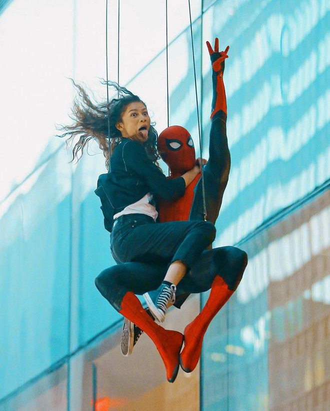 Bé Nhện Tom Holland khoe bộ giáp mới nhân dịp Spider-Man 2 đóng máy - Ảnh 11.