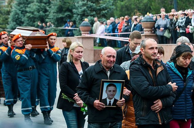 20.000 người dự tang lễ nạn nhân vụ xả súng kinh hoàng ở Crimea - Ảnh 8.