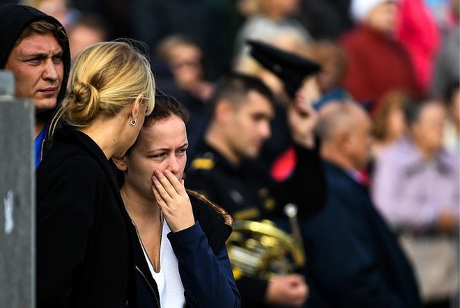 20.000 người dự tang lễ nạn nhân vụ xả súng kinh hoàng ở Crimea - Ảnh 9.