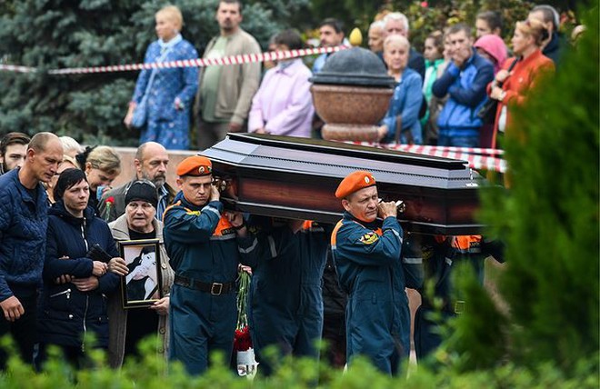 20.000 người dự tang lễ nạn nhân vụ xả súng kinh hoàng ở Crimea - Ảnh 4.