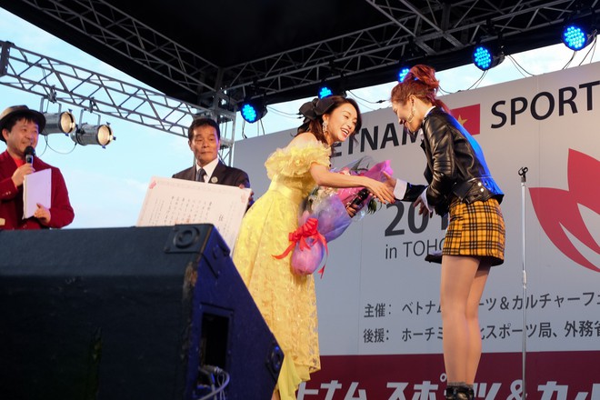 Suni Hạ Linh lần đầu cover Xe đạp phiên bản tiếng Nhật cực ngọt trên sân khấu nước bạn - Ảnh 3.