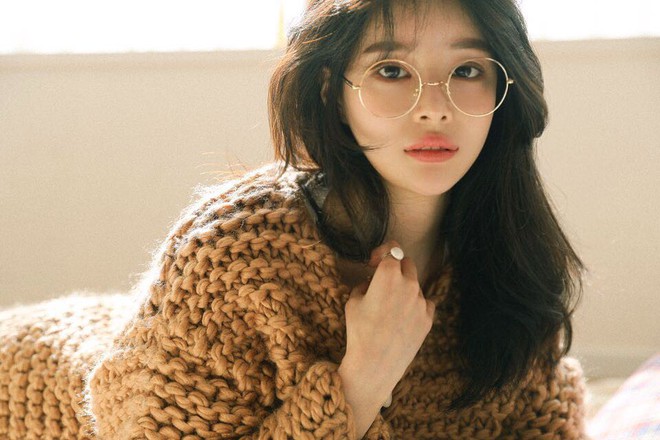 X&ocirc;n xao nhan sắc nữ diễn vi&ecirc;n 18 tuổi lộ ảnh hẹn h&ograve; với Seungri: Body n&oacute;ng bỏng d&ugrave; thấp b&eacute;, bị tố nghiện dao k&eacute;o - Ảnh 4.