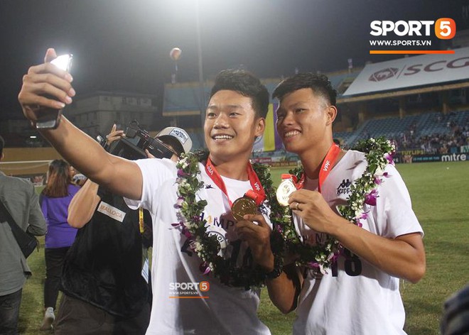 Đình Trọng, Duy Mạnh cùng đồng đội tung bầu Hiển lên cao trong ngày Hà Nội FC nhận cúp vô địch V.League 2018 - Ảnh 3.