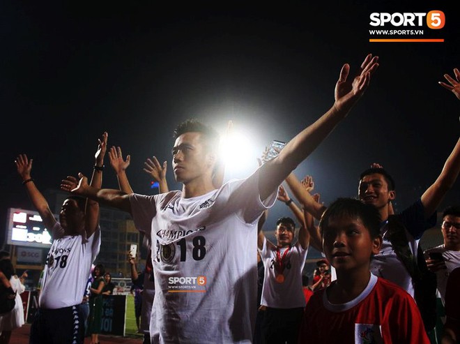 Đình Trọng, Duy Mạnh cùng đồng đội tung bầu Hiển lên cao trong ngày Hà Nội FC nhận cúp vô địch V.League 2018 - Ảnh 4.