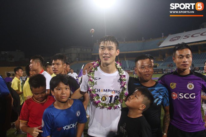 Đình Trọng, Duy Mạnh cùng đồng đội tung bầu Hiển lên cao trong ngày Hà Nội FC nhận cúp vô địch V.League 2018 - Ảnh 8.