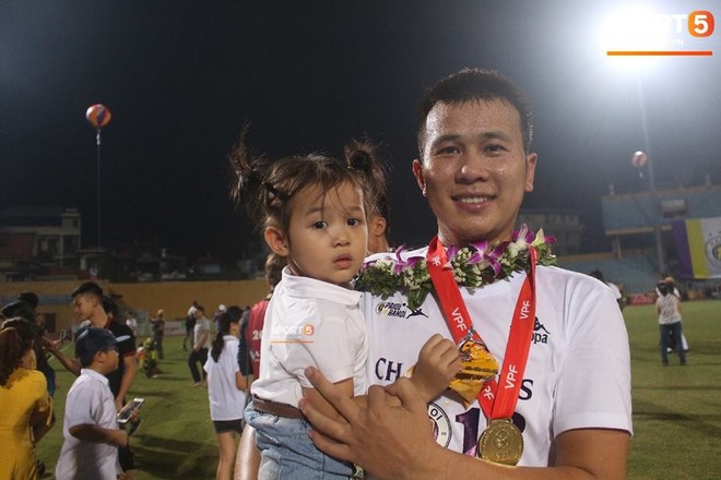 Đình Trọng, Duy Mạnh cùng đồng đội tung bầu Hiển lên cao trong ngày Hà Nội FC nhận cúp vô địch V.League 2018 - Ảnh 11.