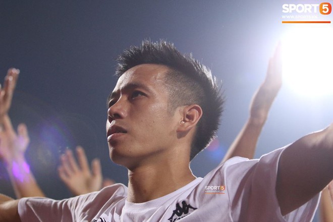 Đình Trọng, Duy Mạnh cùng đồng đội tung bầu Hiển lên cao trong ngày Hà Nội FC nhận cúp vô địch V.League 2018 - Ảnh 5.