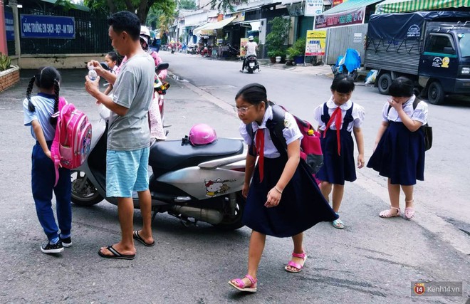 Đình chỉ công tác thầy giáo ở Sài Gòn tát và đá học sinh lớp 5, xem xét trách nhiệm Ban giám hiệu trường - Ảnh 1.