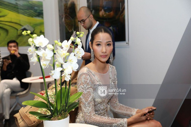 ĐỘC QUYỀN: Hé lộ hình ảnh đầu tiên của Hoa hậu Tiểu Vy, Hoàng Thùy và Quang Đại tại sự kiện ra mắt xe hơi VinFast - Ảnh 4.
