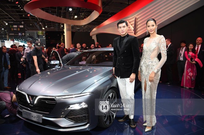 Hoàng Thùy diện váy lộng lẫy, Quang Đại điển trai tại sự kiện ra mắt xe của VINFAST tại Paris Motor Show - Ảnh 13.