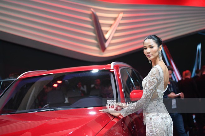 Hoàng Thùy diện váy lộng lẫy, Quang Đại điển trai tại sự kiện ra mắt xe của VINFAST tại Paris Motor Show - Ảnh 18.