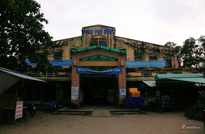 Cảnh u ám bên trong khu chợ tiền tỷ ở Sài Gòn bị bỏ hoang gần 15 năm qua - Ảnh 2.