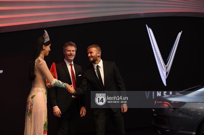 Khoảnh khắc cực hot: Hoa hậu Tiểu Vy mặc Áo dài, rạng rỡ bắt tay David Beckham - Ảnh 4.
