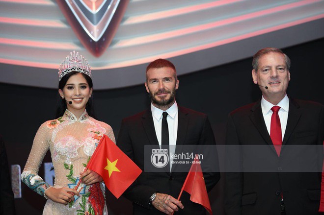 Khoảnh khắc cực hot: Hoa hậu Tiểu Vy mặc Áo dài, rạng rỡ bắt tay David Beckham - Ảnh 1.